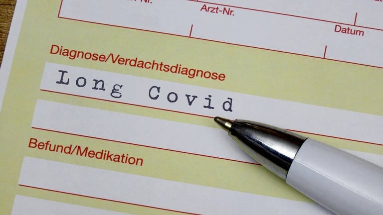 Eine ärzliche Krankschreibung mit den Worten "Long Covid" im Feld DiagnoseVerdachtsdiagnose