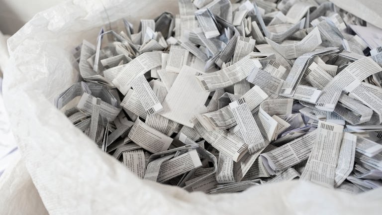 Beipackzettel landen meistens ungelesen im Müll. Deshalb will die Firma Sebapharma in Boppard künftig bei ihren Hautpflegeprodukten darauf verzichten. (Foto: dpa Bildfunk, Picture Alliance)