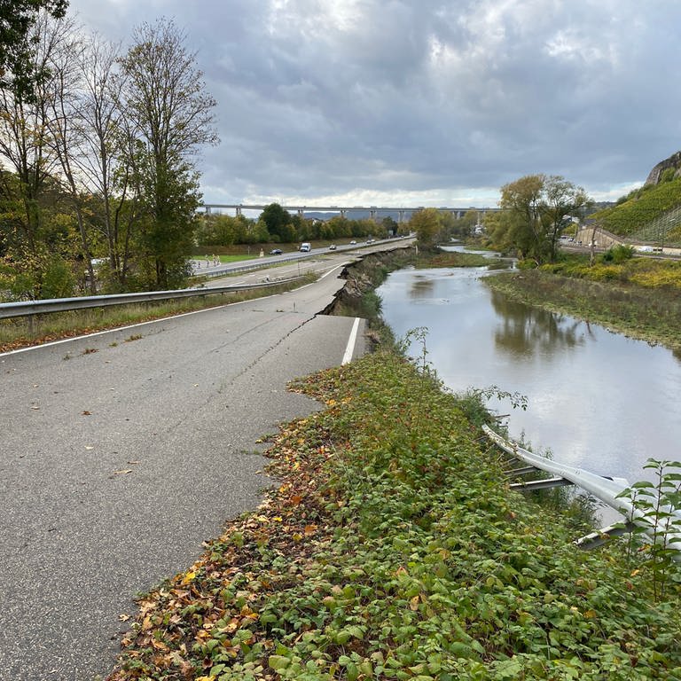 Die B266 zwischen Heimersheim und Ehlingen wurde durch die Flutkatastrophe stark beschädigt (Foto: SWR)