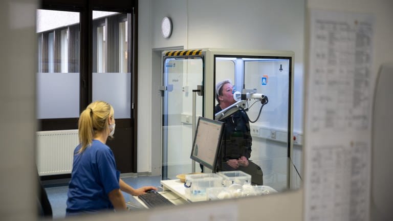 Zwei Frauen sitzen in der Hufeland Klinik und eine von ihnen macht einen Lungentest  (Foto: picture-alliance / Reportdienste, Sebastian Gollnow)