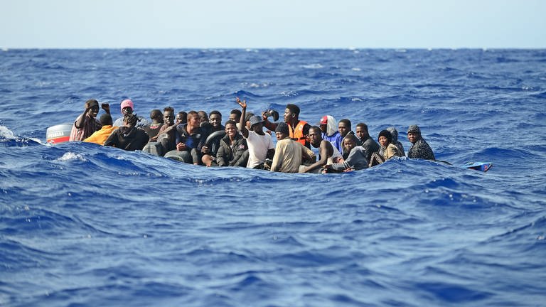 Immer wieder flüchten Menschen über das Mittelmeer nach Europa. (Foto: picture-alliance / Reportdienste, Picture Alliance)
