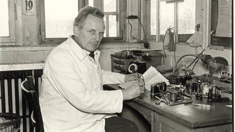 Oskar Barnack in seiner Werkstatt in Wetzlar