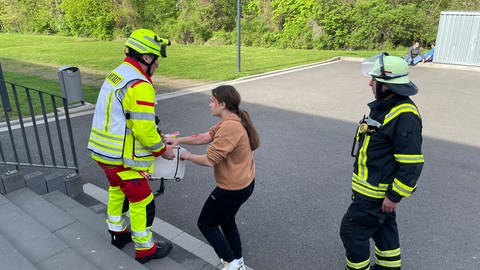 Bei dem Szenario mussten die Rettungskräfte viele "verletzte" Schülerinnen und Schüler in Koblenz versorgen.  (Foto: SWR, Katrhin Freisberg)