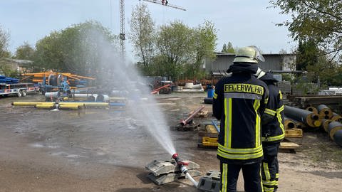 Einsatzkräfte löschen den simulierten Folgebrand nach einer Explosion auf einem Betriebsgelände in Koblenz. (Foto: SWR, Kathrin Freisberg)