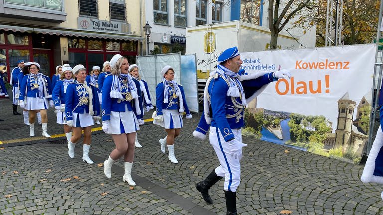 Die Gülser Husaren mit ihren unverkennbaren Blauen Uniformen (Foto: SWR)