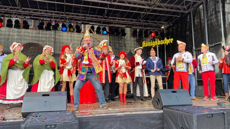 Kostümierte Narren auf der Bühne am in Koblenz am Münzplatz (Foto: SWR)