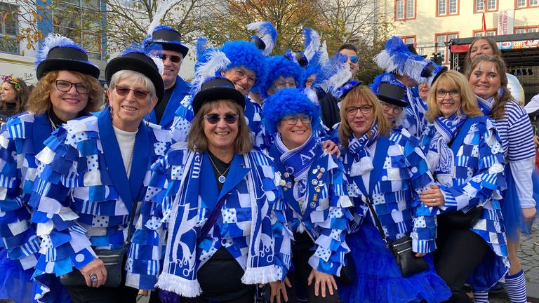 Möhnen aus Koblenz Arzheim in Blau-Weißen Kostümen (Foto: SWR)