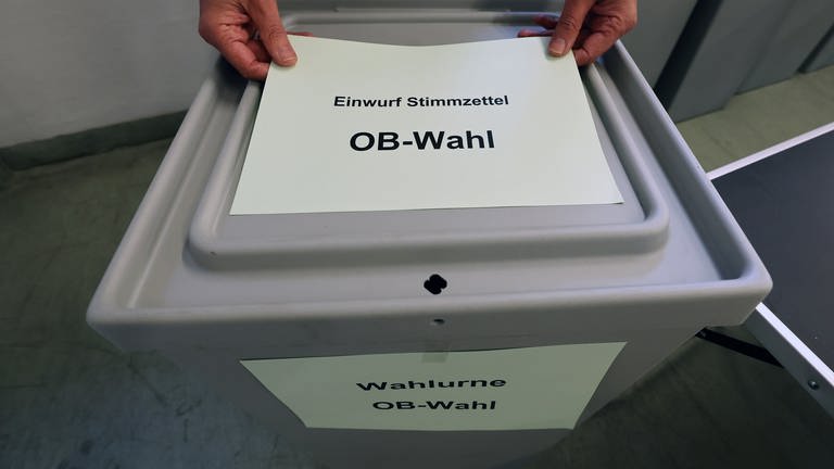 Eine Wahlurne für eine Oberbürgermeisterwahl (Foto: dpa Bildfunk, Picture Alliance)