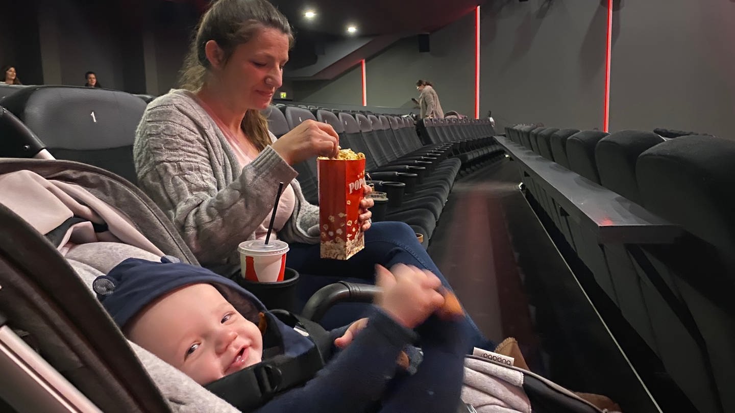 Baby im Kinosaal beim Kinderwagenkino in Koblenz (Foto: SWR)