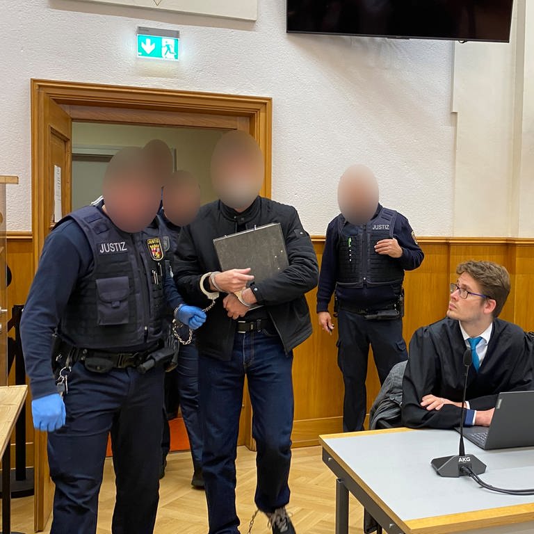 Oberlandesgericht Koblenz: Prozessstart wegen Mord und Anschlag auf Flüchtlinge, der Angeklagte wird in den Gerichtssaal geführt (Foto: SWR)