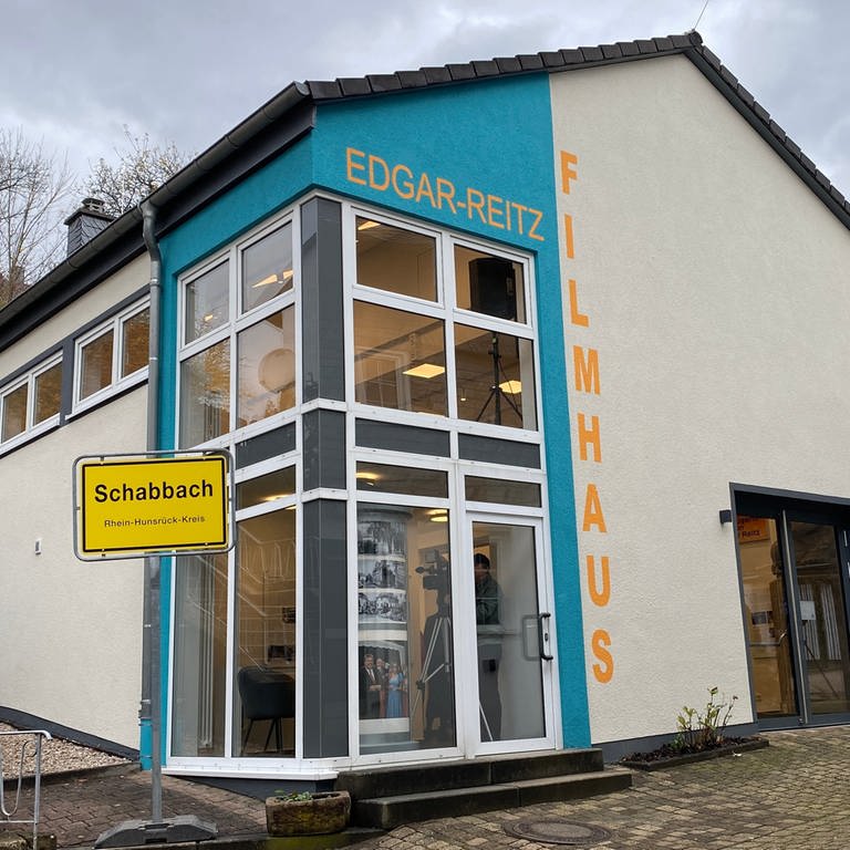 In Simmern im Hunsrück ist das neue Edgar-Reitz-Filmhaus eröffnet worden. Dort sind künftig nicht nur Requisiten der Heimat-Trilogie ausgestellt, das Filmhaus soll auch Begegnungsstätte für Filminteressierte sein.