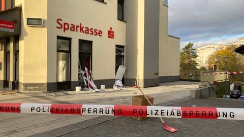 Zerstörte Fensterscheiben, eine Polizeiabsperrung vor einer Sparkasse in Koblenz (Foto: SWR)
