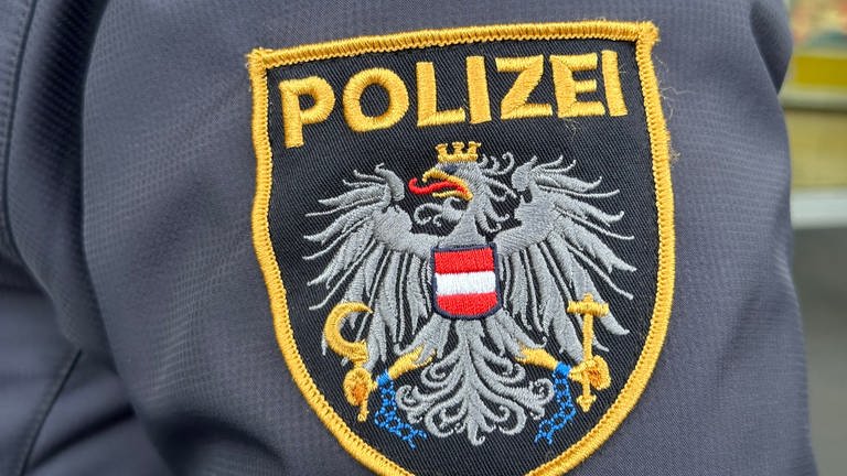 Emblem der österreichischen Polizei. Österreichische Polizei kontrolliert deutschen Raser, der zu schnell auf der Inntalautobahn unterwegs war. 