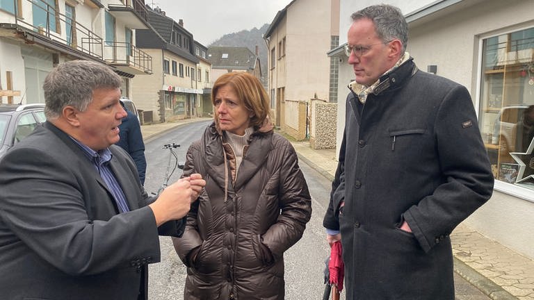 Malu Dreyer und Innenminister Ebling im Gespräch mit dem Ortsbürgermeister von Altenahr, Fuhrmann, über den Wiederaufbau. (Foto: SWR)