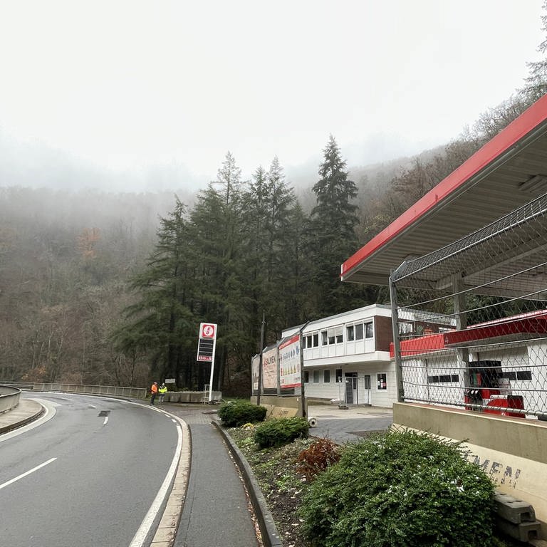 Foto der abgesperrten Tankstelle in Bad Bertrich. Man sieht auch die Straße und im Hintergrund den Wald. Die Tankstelle ist nach einem Hangrutsch geschlossen. (Foto: SWR)