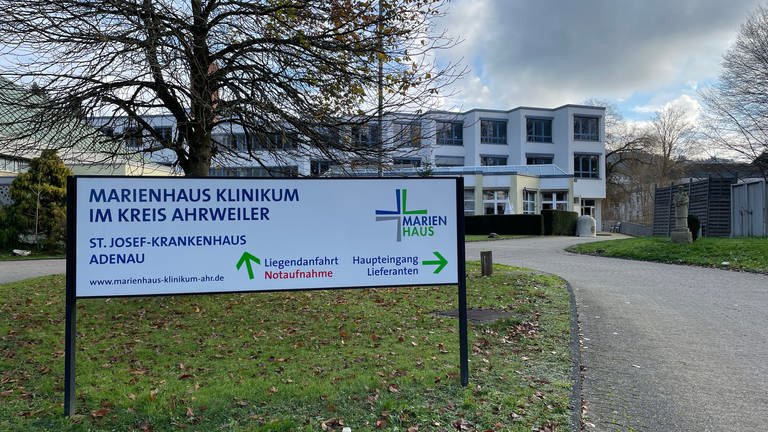 Schild mit Gebäude des St.Josef-Krankenhauses Adenau (Foto: SWR)