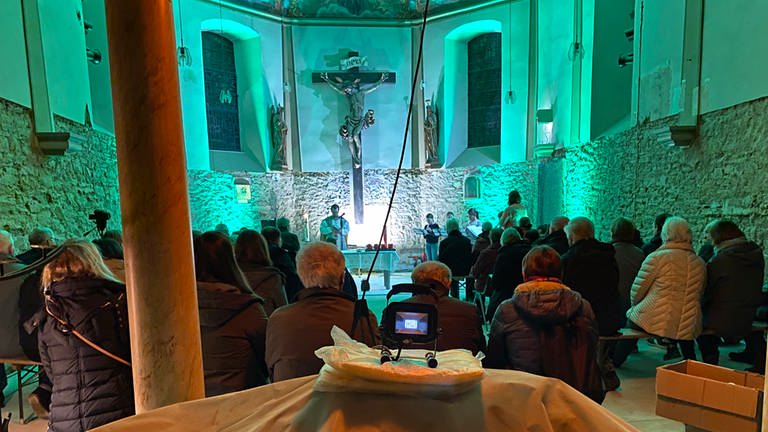 Gläubige feiern Advent in der von der Ahr-Flut geschädigten St. Josef-Kapelle in Walporzheim  (Foto: SWR)