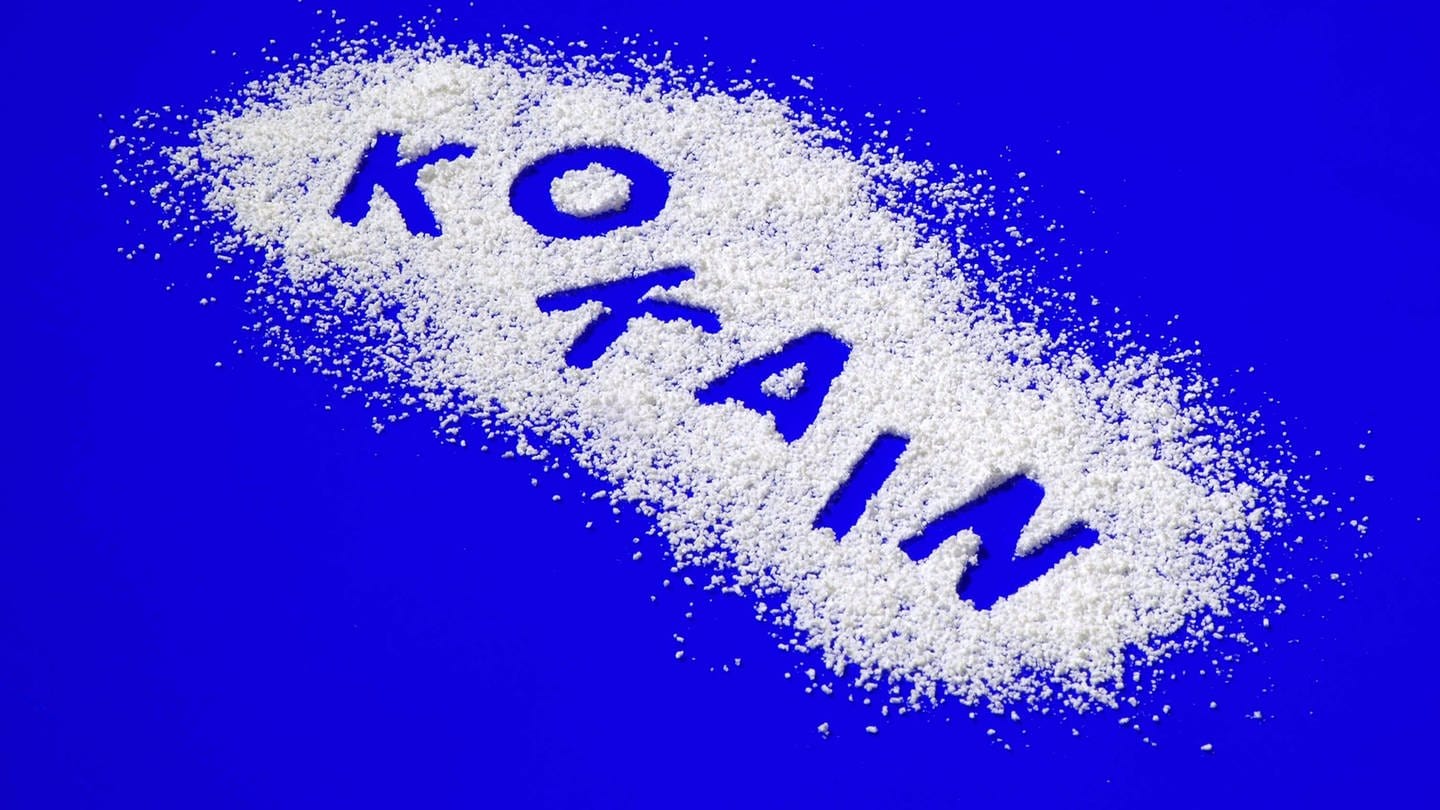 Kokain - Schriftzug in weißem Pulver (Foto: IMAGO, IMAGO / Steinach)