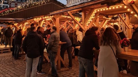 Besucher auf dem Weihnachtsmarkt in Koblenz - tagsüber kommen die Menschen für Einkäufe, abends eher zum Essen, Trinken und Beisammensein (Foto: picture-alliance / Reportdienste, picture alliance / Eibner-Pressefoto | Augst / Eibner-Pressefoto)