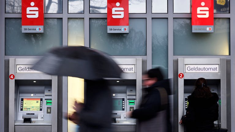 Die Sparkasse Koblenz schließt nachts SB-Stellen und nimmt Geldautomaten vom Netz. (Foto: picture-alliance / Reportdienste, picture alliance / Geisler-Fotopress | Christoph Hardt/Geisler-Fotopres)