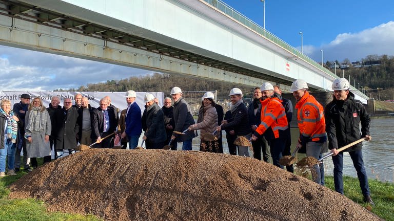 Vertreter von Stadt und Land beim ersten Spatenstich zum Neubau der Pfaffendorfer Brücke in Koblenz (Foto: SWR)