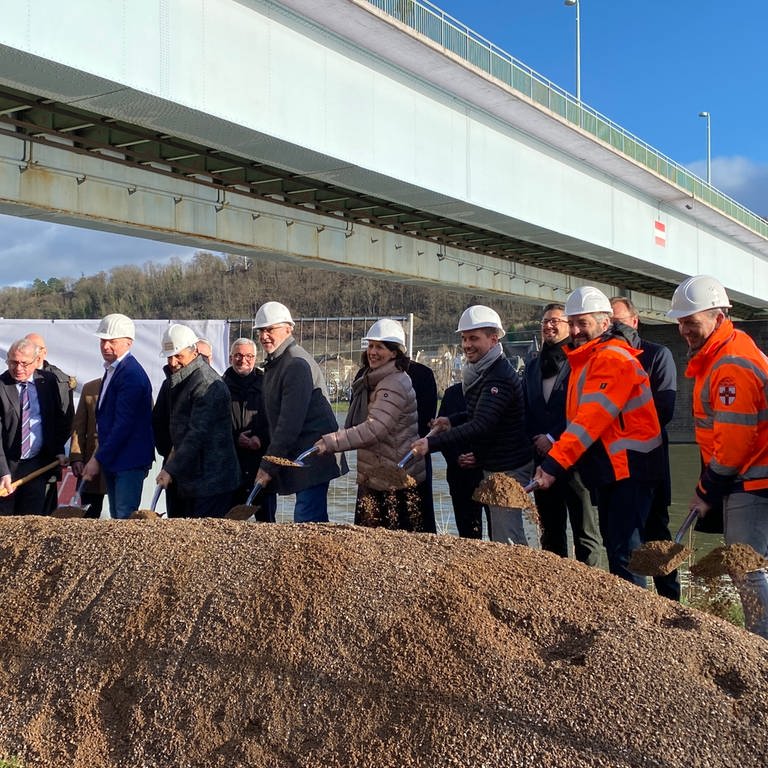 Vertreter von Stadt und Land beim ersten Spatenstich zum Neubau der Pfaffendorfer Brücke in Koblenz (Foto: SWR)