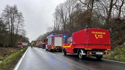 Feuerwehrautos an einer Unfallstelle bei Höchstenbach im Westerwald (Foto: SWR)