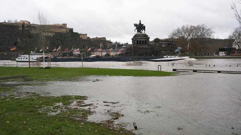 Leichtes Hochwasser am Deutschen Eck in Koblenz  (Foto: picture-alliance / Reportdienste, Picture Alliance)