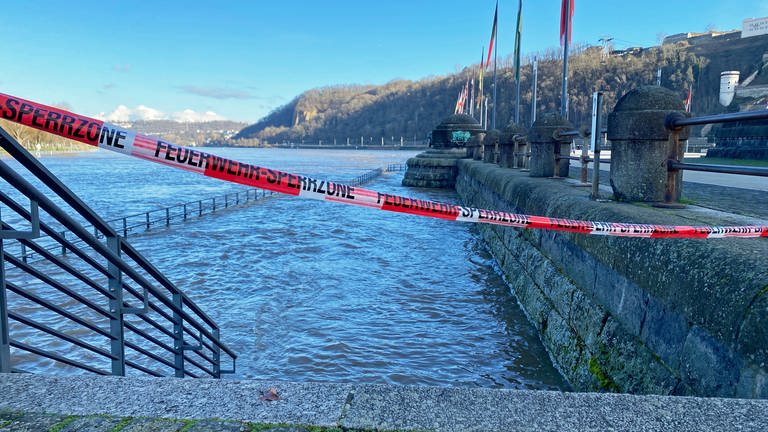 Das Wasser des Rheins überflutet die Treppen am Deutschen Eck: Am Dienstag soll das Hochwasser seinen Höchststand erreichen.  (Foto: SWR)