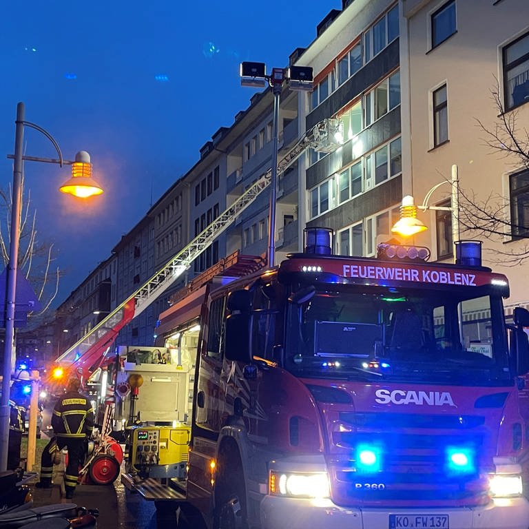 Feuerwehrauto an einem Haus in der Nähe des Koblenzer Bahnhofs nach eine Brand (Foto: SWR)