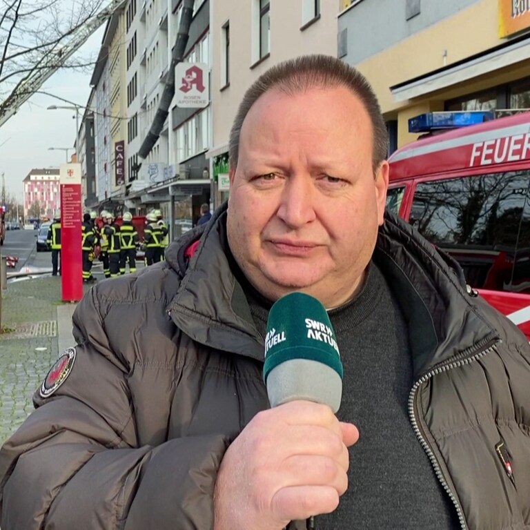 SWR-Reporter Andreas Krisam berichtet über den aktuellen Stand nach dem Brand mit einem Toten in einem Bürogebäude in der Nähe des Koblenzer Hauptbahnhofes.  (Foto: SWR)