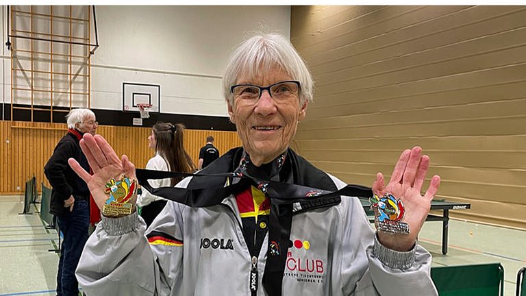 Heidi Wunner (83) zeigt ihre Goldmedaillen nach der Senioren-Tischtennis-WM im Oman.