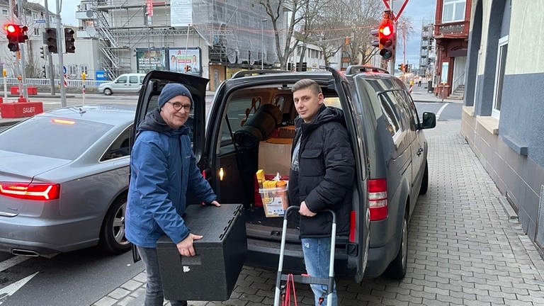 Sozialberater Erich Weber und Helfer Michael beladen den Kältebus am Koblenzer 