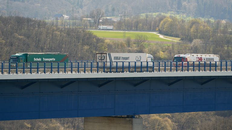 Auf der Moseltalbrücke der A61 herrscht reger LKW-Verkehr. (Foto: picture-alliance / Reportdienste, picture alliance/dpa | Thomas Frey)