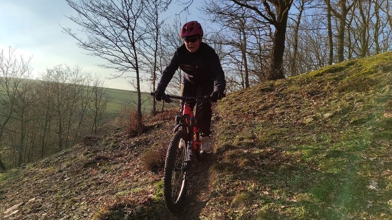 Der 12-jährige Post-Covid-Patient kann wieder Fahrrad fahren, mit dem Mountainbike durch die Gegend.