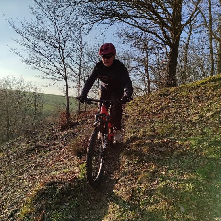 Der 12-jährige Post-Covid-Patient kann wieder Fahrrad fahren, mit dem Mountainbike durch die Gegend. (Foto: SWR)