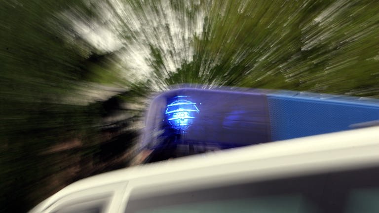 Das Blaulicht eines Polizei-Einsatzfahrzeuges leuchtet  (Symbolbild) (Foto: picture-alliance / Reportdienste, Marcus Führer)