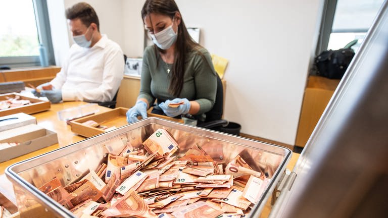 Bundesbank-Mitarbeiter zählen getrocknetes Geld aus den Flutgebieten (Foto: dpa Bildfunk, Picture Alliance)