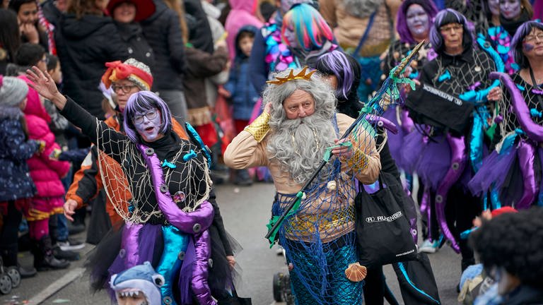 Verkleidete Menschen feiern Karneval bei einem Umzug in Koblenz (Foto: IMAGO, imago images/Sascha Ditscher)
