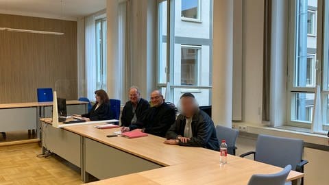 Dem Angeklagten (Rechts) wird vor dem Landgericht Koblenz nach 18 Jahren der Prozess gemacht. Seine Komplizen wurden bereits vor Jahren wegen Drogenhandels verurteilt. 