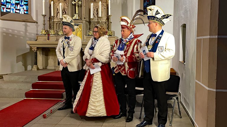 In Windhagen waren Prinzessin Steffi II. und Prinz Markus I. (Mitte) mit ihrem Gefolge mit einer Messe in kölscher Mundart in den Schwerdonnerstag gestartet. (Foto: SWR)