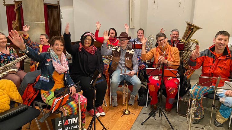 Die Musikfreunde Harmonie in Windhagen in Kostümen am Schwerdonnerstag und mit ihren Instrumenten (Foto: SWR)