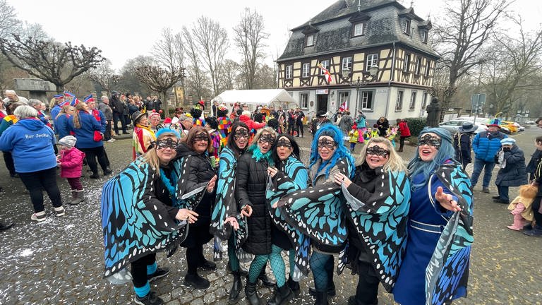 Eine Gruppe Frauen, als Schmetterlinge verkleidet: Auch hier in Bassenheim ist das Rathaus jetzt fest in der Hand der Möhnen.  (Foto: SWR)