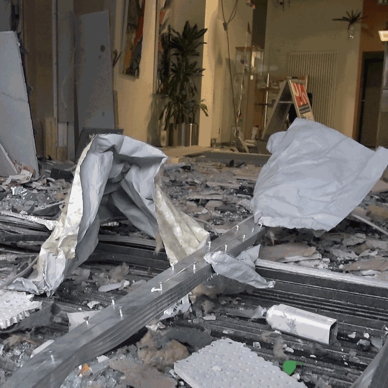 Ein Blick in die zerstörte Bankfiliale an der B9 in Bad Breisig nach der Sprengung von zwei Geldautomaten (Foto: SWR)