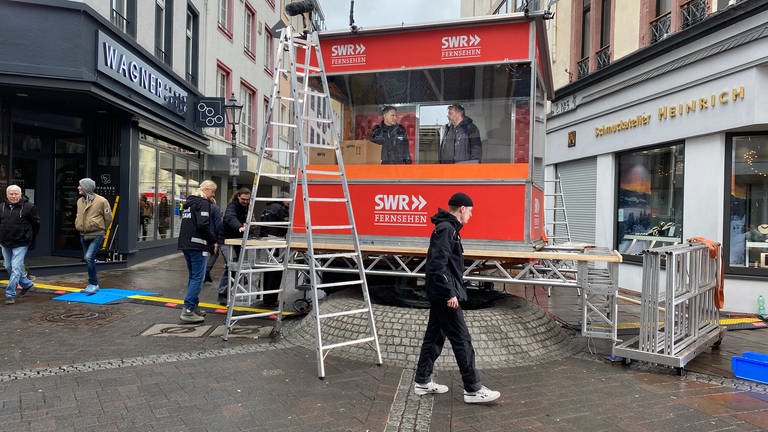 Der SWR überträgt den Rosenmontagszug in Koblenz live und im Livestream im Internet. Am Sonntag wurde dafür die Technik auf dem Plan in der Innenstadt aufgebaut.  (Foto: SWR)