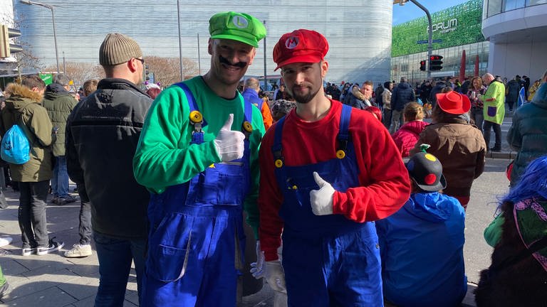Diese beiden Zuschauer beim Rosenmontagszug 2023 in Koblenz in ihren "Mario Kart"-Kostümen erinnern an die ersten Videospiele.  (Foto: SWR)