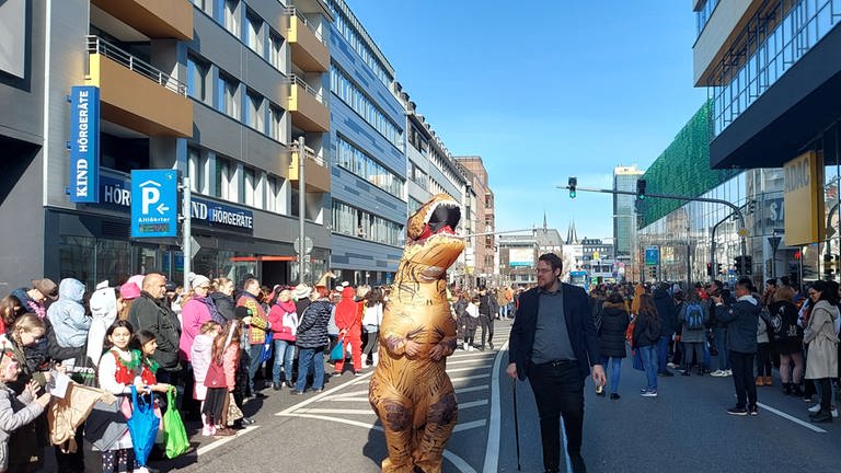 Auch dieser Dino feiert in Koblenz den Rosenmontag 2023. (Foto: SWR)