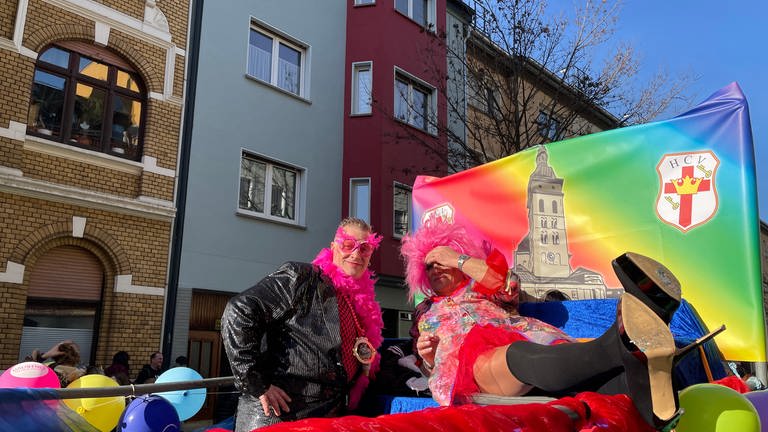 Lange auf Stöckelschuhen beim Rosenmontagszug 2023 in Koblenz unterwegs, danach eine Pause auf dem Motivwagen: Karneval ist jede Mühe wert, findet dieser Karnevalist.  (Foto: SWR)