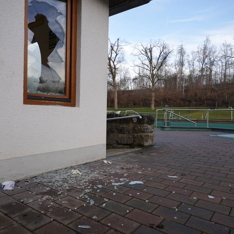 Ein zerbrochenes Fenster im Naturschwimmbad Linderhohl (Foto: Pressestelle, Verbandsgemeinde Höhr-Grenzhausen)
