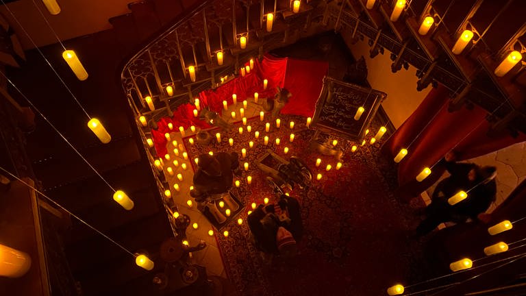 Das Treppenhaus von Schloss Arenfels wird beim Schlossleuchten dank hunderter Kerzen zur Harry Potter Kulisse (Foto: SWR)